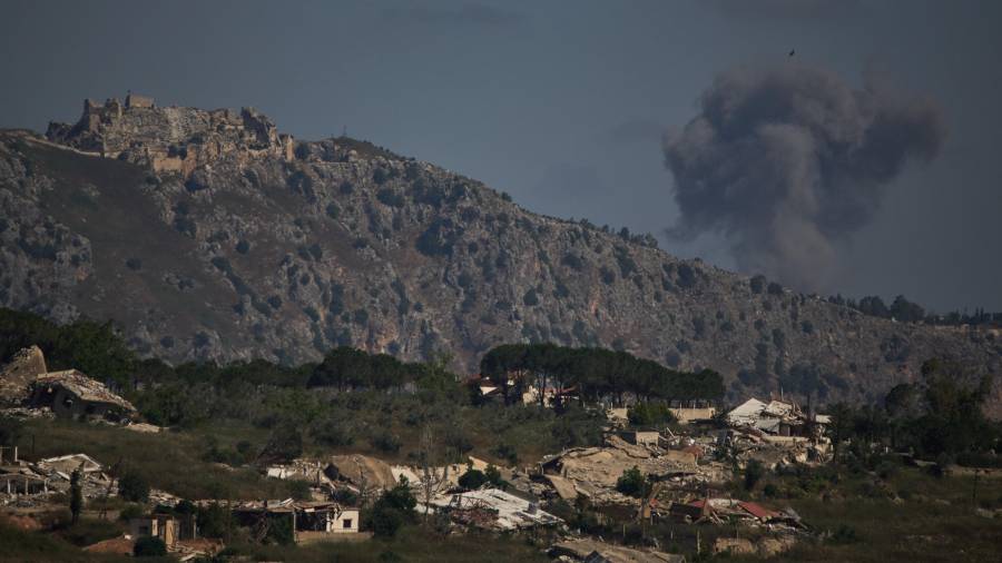 El humo se eleva hacia el cielo en una zona cercana al castillo de Beaufort tras un ataque militar israelí en el sur del Líbano, visto desde el norte de Israel.