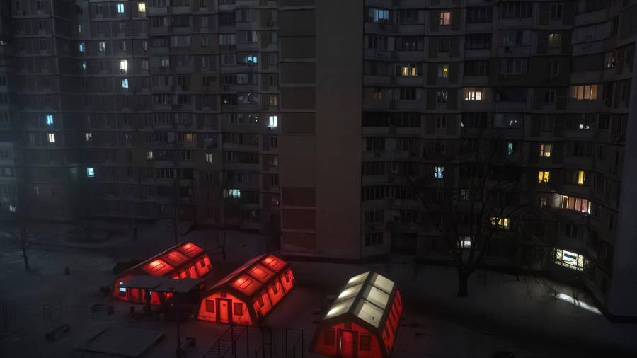 Tiendas de campaña de emergencia se instalan en un barrio residencial donde la gente puede protegerse del frío tras los frecuentes ataques aéreos rusos contra las centrales energéticas del país, que dejan a los residentes sin electricidad, agua ni calefacción en pleno invierno.