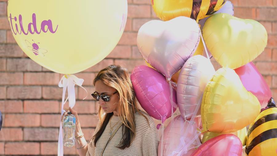 Una mujer lleva globos al funeral de Matilda, de 10 años, víctima del tiroteo masivo en Bondi Beach, cuyo apellido se mantiene en reserva a petición de su familia, en Sídney.