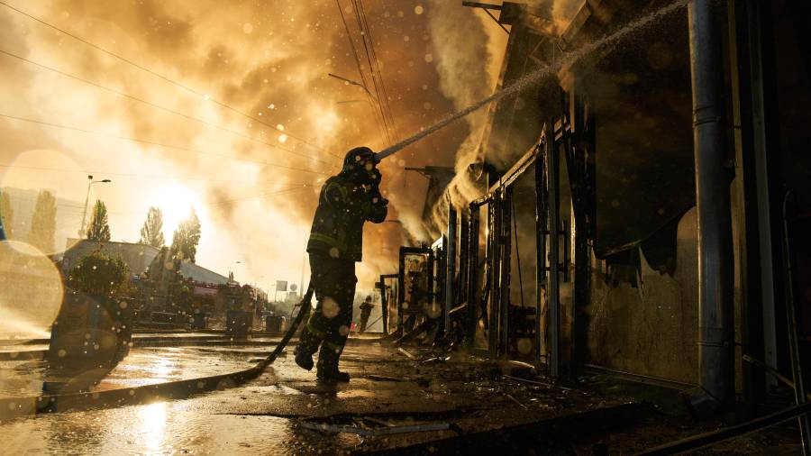 Bomberos intentan apagar un incendio en un mercado de libros tras un ataque ruso en Kiev, Ucrania, la mañana del domingo 16 de agosto de 2026.