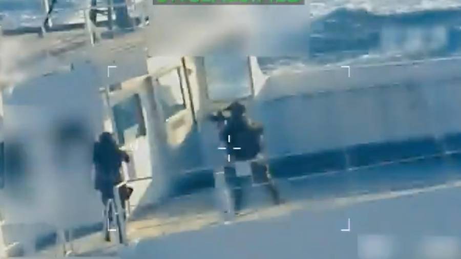 Imagen de un video publicado en la cuenta X de la Fiscal General Pam Bondi, y parcialmente censurada por la fuente, de un petrolero siendo incautado por fuerzas estadounidenses frente a las costas de Venezuela.