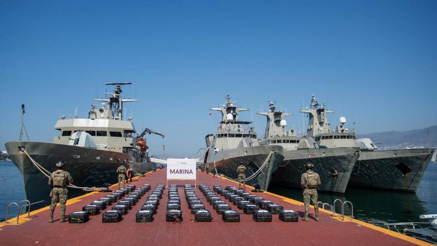 Los bultos fueron trasladados al puerto de Acapulco a bordo de una unidad aérea de la Armada de México, y quedaron a disposición de la SSPC y la FGR para abrir un investigación y determinar su peso ministerial.