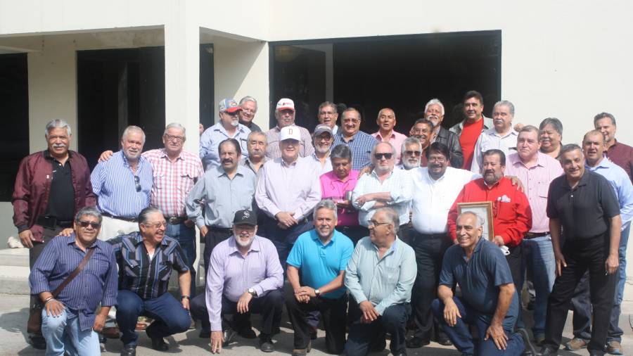 En reunión reviven vivencias ex Daneses