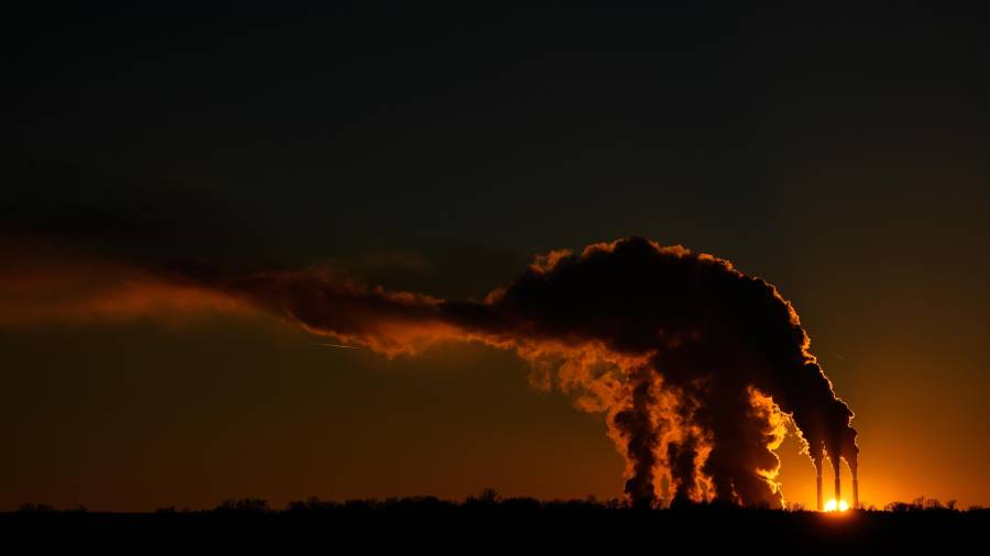 La central eléctrica de carbón Jeffrey Energy Center opera al anochecer cerca de Emmett, Kansas, el sábado 3 de enero de 2026, en Topeka, Kansas.