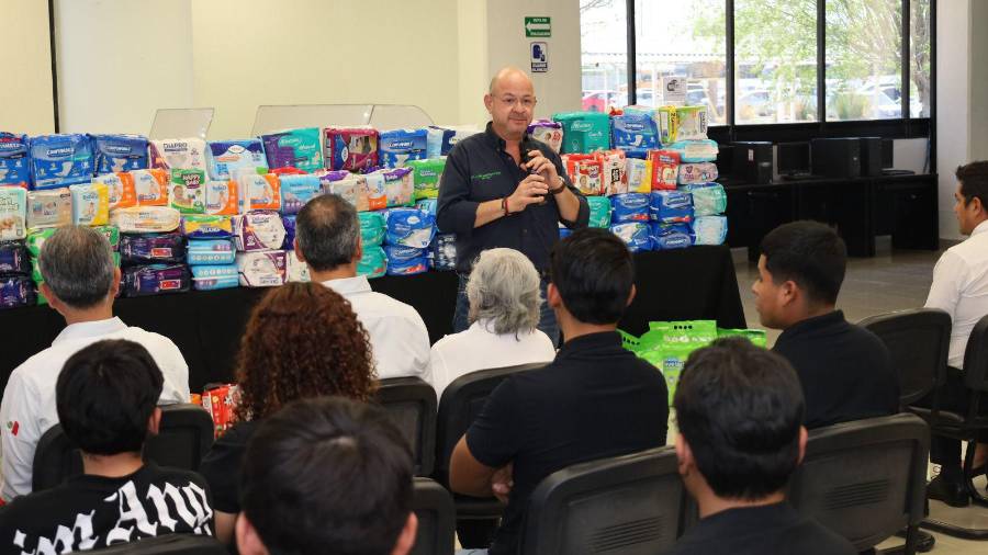 Autoridades de la UTRCC realizaron la entrega simbólica del donativo recaudado durante la campaña Pañatón 2026 ante el DIF Coahuila.