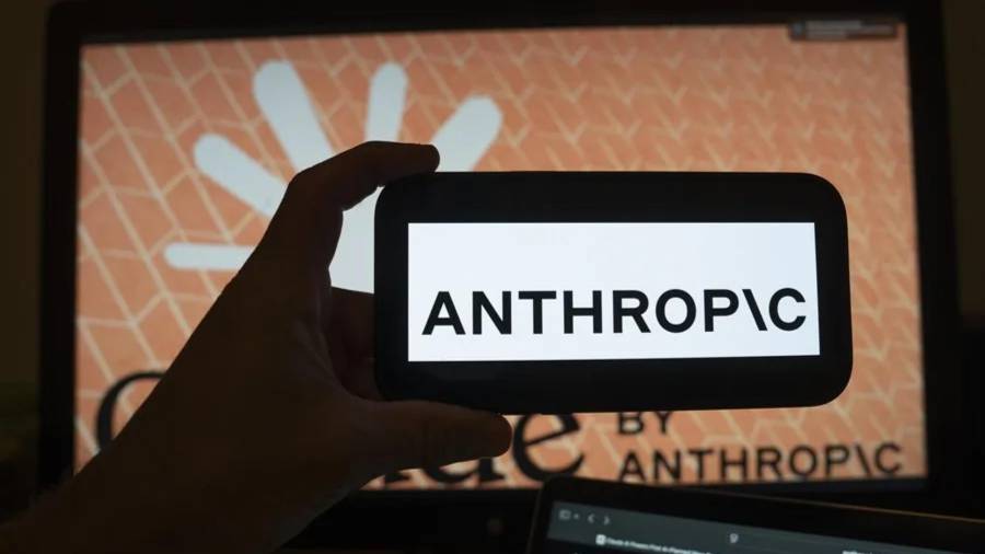 Una persona sostiene un teléfono con el logotipo de la inteligencia artificial (IA) Anthropic, en Nueva York (Estados Unidos).