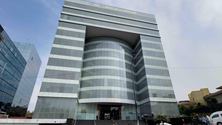 Con el fin de evitar estrés y robos en transporte público para sus empleados, el Órgano de Administración Judicial (OAJ), organismo que sustituyó al Consejo de la Judicatura Federal, alista la contratación de un servicio de transporte en camionetas y autobuses para sus trabajadores.