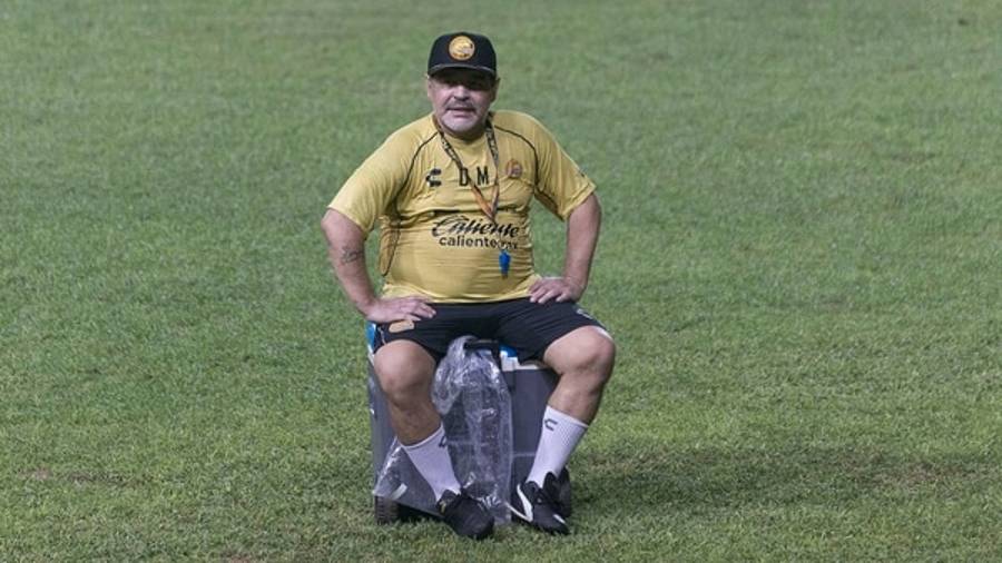 Este es el motivo por el cual a Maradona a veces se le complica caminar