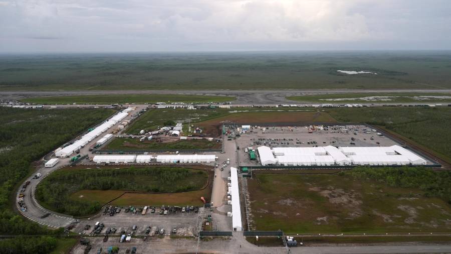 Trabajos en marcha en un nuevo centro de detención de migrantes apodado “El Alcatraz de los caimanes” se ve en el recinto de Dade-Collier Training and Transition facility en los Everglades de Florida en Ochopee.