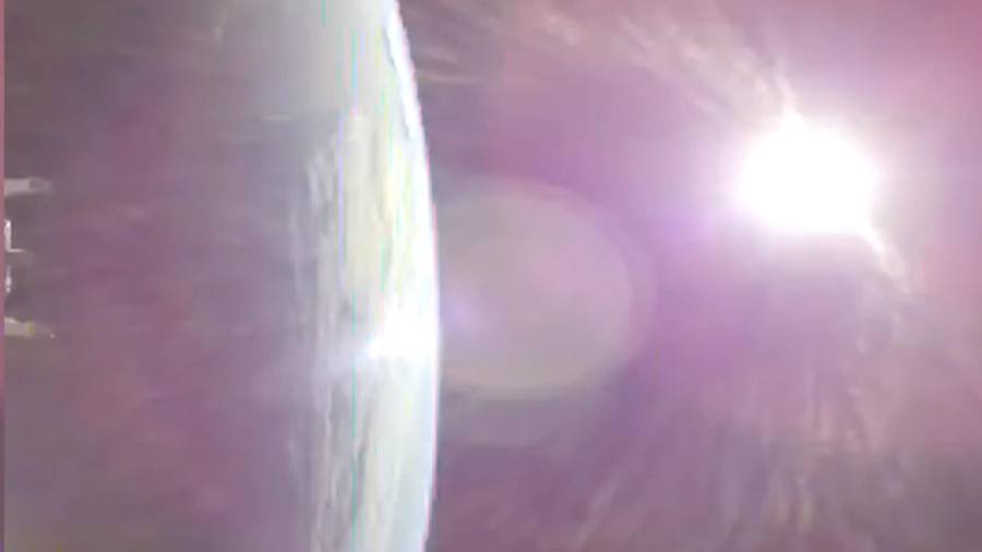 Esta imagen, tomada de un video proporcionado por la NASA, muestra la Tierra, a la izquierda, desde la nave espacial Orion de la NASA mientras encendía sus motores rumbo a la Luna el jueves 2 de abril de 2026.