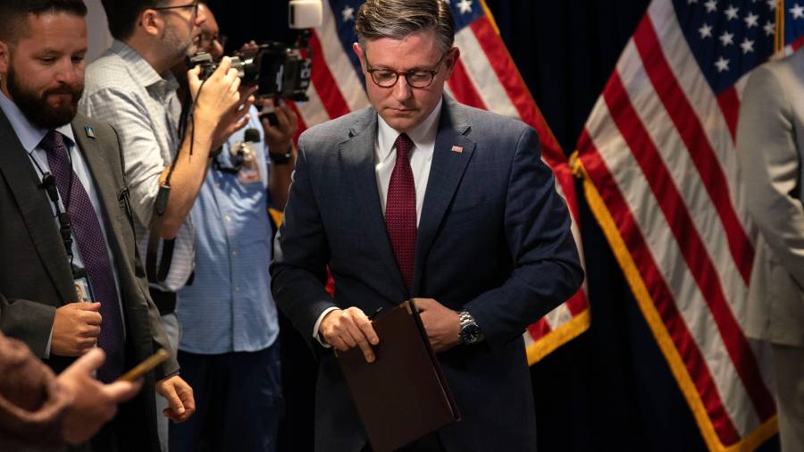 El presidente de la Cámara de Representantes, el republicano Mike Johnson se retira tras una conferencia de prensa en el Capitolio, el martes 15 de septiembre de 2026, en Washington.