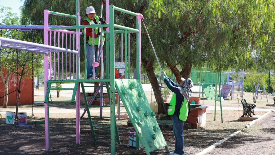 Las brigadas municipales intervienen diversas plazas en distintos sectores de la capital coahuilense