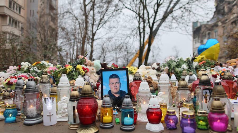 Una fotografía de un hombre muerto se encuentra entre las farolas cerca de un edificio residencial que resultó gravemente dañado por un ataque ruso en Ternopil, Ucrania, el viernes 21 de noviembre de 2025.