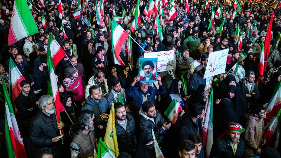 Partidarios del gobierno en Teherán, Irán, salen a las calles tras el anuncio del alto el fuego.