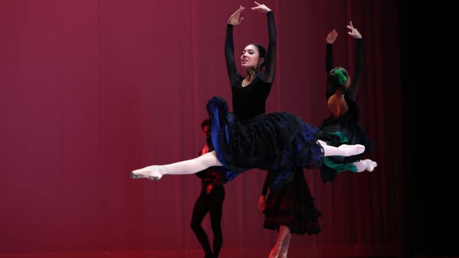 La Gala Internacional de Ballet reunió en el Teatro de la Ciudad Fernando Soler a bailarines invitados de Cuba, Brasil y México como parte del FINA 2026.