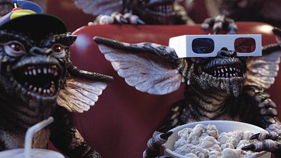 Historia. Estrenada en 1984 bajo la dirección de Joe Dante y escrita por Columbus, la película original combinó el terror y la comedia navideña.