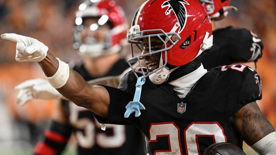 Dee Alford interceptó a Baker Mayfield, jugada que abrió la puerta al regreso de Atlanta.