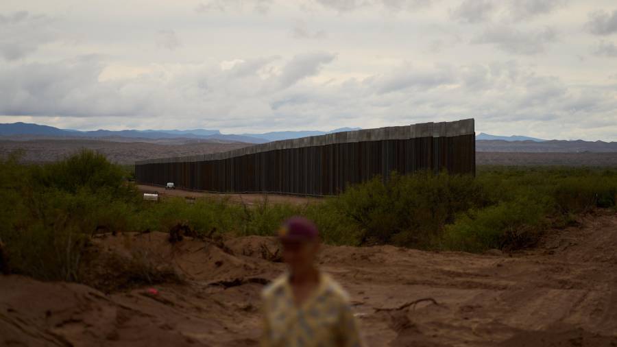 Bill Addington visita un muro fronterizo en construcción cerca de su propiedad el miércoles 23 de septiembre de 2026, cerca de Sierra Blanca, Texas.
