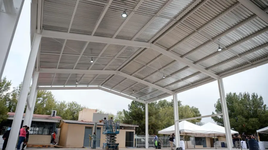 Más de mil 400 estudiantes de ambos turnos serán beneficiados con la nueva techumbre en la secundaria Heroico Colegio Militar, que representó una inversión cercana a 2.5 millones de pesos, en Saltillo.