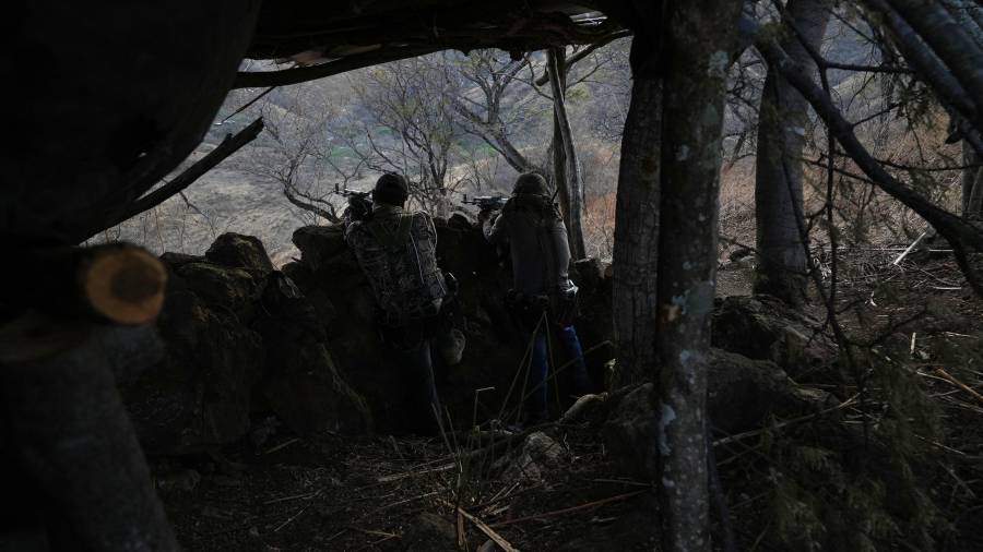 Miembros de un grupo local de autodefensa formado por residentes en respuesta a la violencia de los cárteles montan guardia en una colina con vistas a Guajes de Ayala, Guerrero, el martes 10 de marzo de 2026.