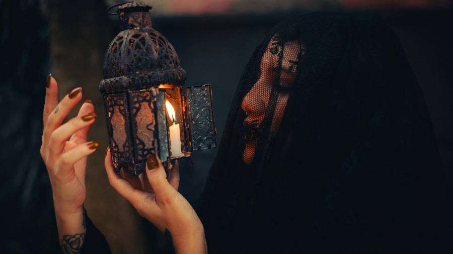 La iconografía cristiana se vuelve tendencia en decoración y vestuario, especialmente en Semana Santa.