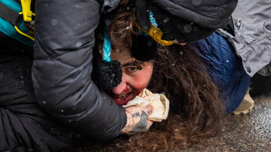 Agentes federales detienen a una persona el miércoles 21 de enero de 2026 en Minneapolis.