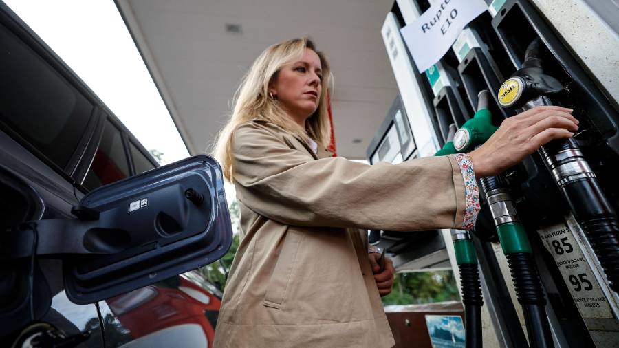 Una clienta llena su vehículo en una gasolinera en Lille, Francia, el jueves 17 de septiembre de 2026.