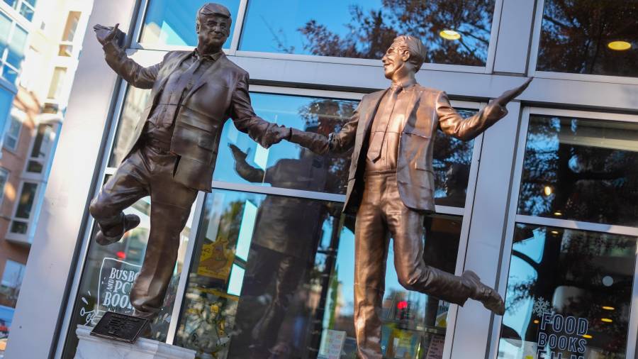 Una obra de arte de protesta que representan al presidente Donald Trump y a Jeffrey Epstein se pueden ver fuera de la entrada del restaurante Bustboys and Poets en el barrio de U Street de Washington.