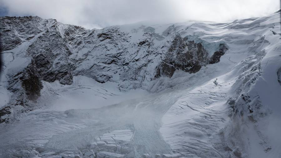 En la imagen, vista de una avalancha de hielo en el glaciar Trift, sobre la localidad de Saas-Grund, en Valais, Suza, el 10 de septiembre de 2017.