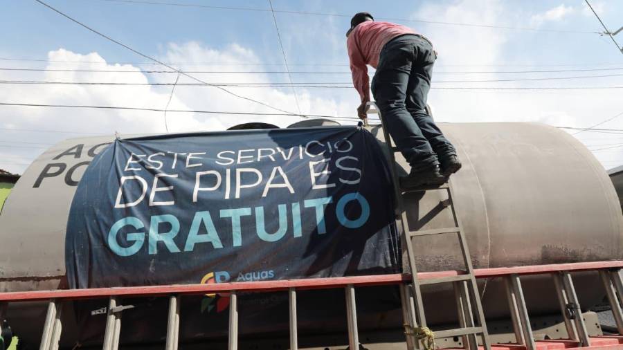 Las pipas gratuitas abastecen los tinacos de viviendas afectadas por la falta de agua.