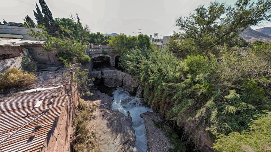 El proyecto contempla la protección de taludes y la canalización de escurrimientos.
