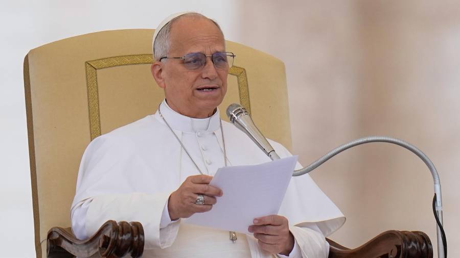 El papa León XIV pronuncia su discurso durante su audiencia general semanal en la Plaza de San Pedro, en el Vaticano, el miércoles 13 de mayo de 2026.