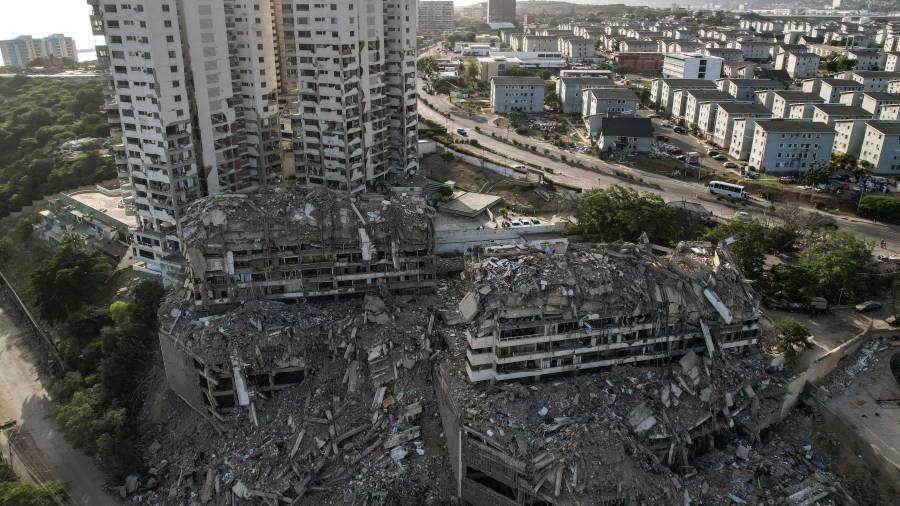 Edificios dañados por los terremotos tres días después de que sacudieran Catia La Mar, Venezuela.