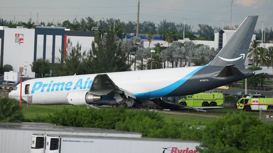 Un avión de carga de Amazon luego de despistarse el domingo 6 de septiembre de 2026, en el Aeropuerto Internacional de Miami. (AP Foto/Lynne Sladky)