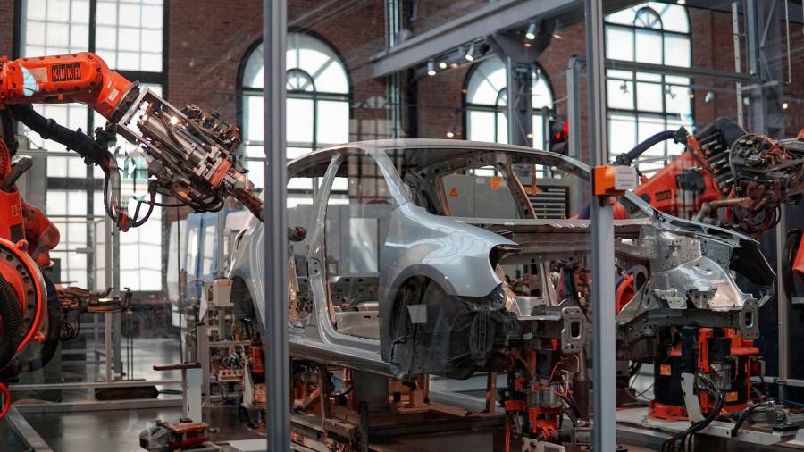 La industria automotriz en México enfrenta un escenario de alta incertidumbre ante la política arancelaria de Estados Unidos y el inicio del proceso de revisión del T-MEC.