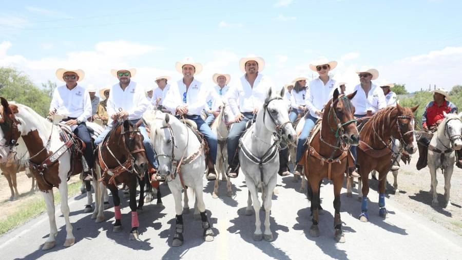 Manolo Jiménez Salinas encabezó la tradicional Cabalgata de San Buenaventura, una de las celebraciones con mayor arraigo en Coahuila.