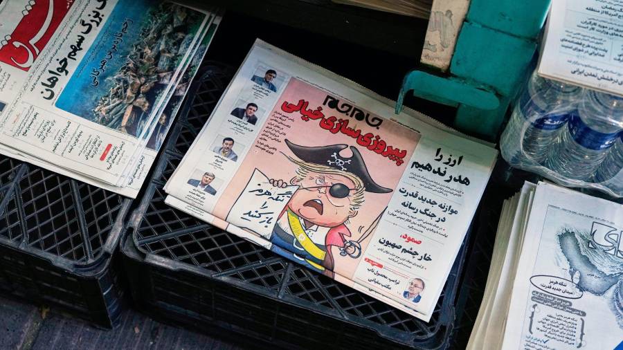 Portada de la edición del domingo del periódico iraní Jamejam que muestra una caricatura que satiriza a Donald Trump, quien pregunta: “Abran el estrecho de Ormuz”.en un quiosco de Teherán, Irán.
