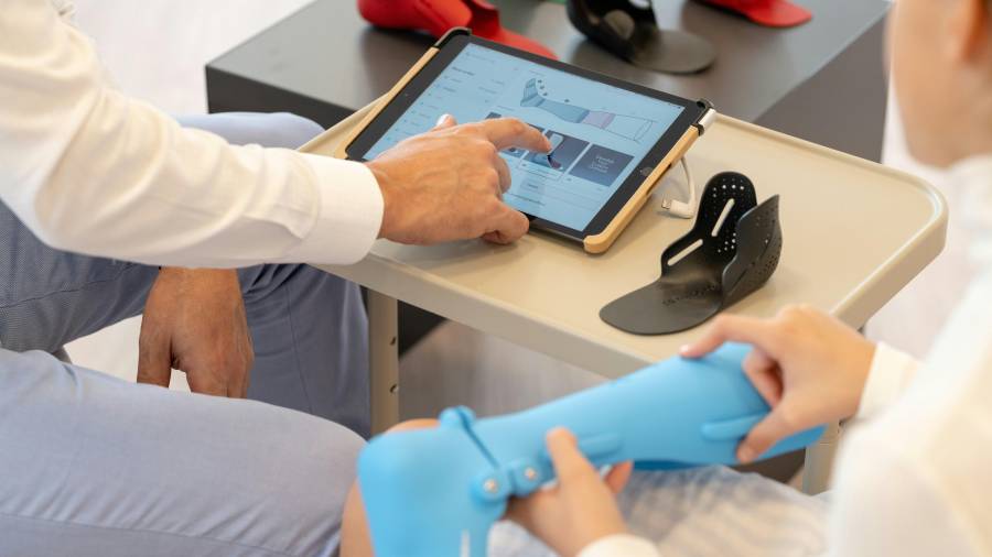 Las profesiones más requeridas a futuro serán médicos, enfermeras, programadores, especialistas en inteligencia artificial, investigadores, arquitectos, ingenieros y biotecnólogos.