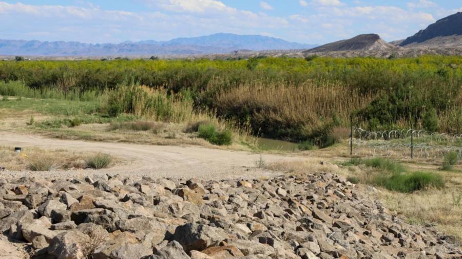 Parte de un sistema de diques se observa a lo largo del Río Grande cerca de Presidio, Texas, el 15 de abril de 2026.