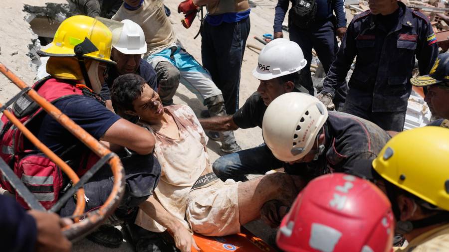 Los rescatistas colocan a Daniel Cordero en una camilla tras sacarlo de entre los escombros dos días después del terremoto que azotó Catia la Mar, Venezuela, el viernes 26 de junio de 2026.