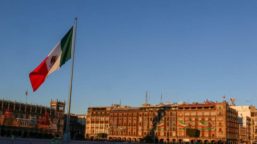 CIUDAD DE MÉXICO, 25SEPTIEMBRE2023.- Amanecer en el Zócalo con la bandera monumental. FOTO: MOISÉS PABLO/CUARTOSCURO.COM