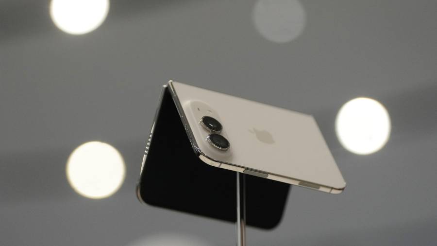 El iPhone Duo es exhibido durante el anuncio de nuevos productos el miércoles 9 de septiembre de 2026, en el campus de Apple en Cupertino, California.