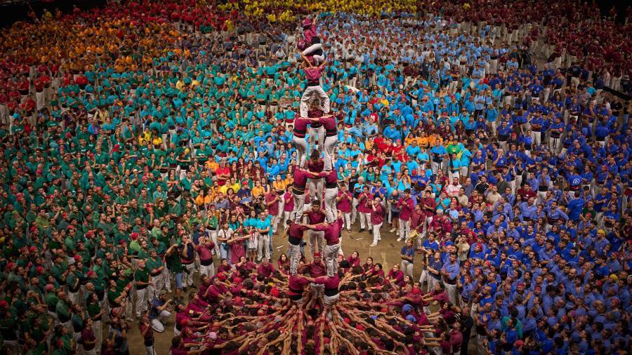 Miembros de Castellers de Lleida forman una torre humana “castell” durante el 30º Concurs de Castells, o Concurso de Torres Humanas, en Tarragona, España, el sábado 5 de octubre de 2026. (Foto AP/Emilio Morenatti)