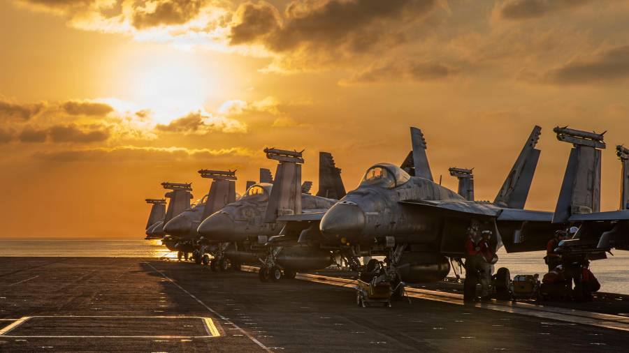 Esta imagen proporcionada por el Comando Central de Estados Unidos muestra aviones en la cubierta de vuelo del USS Abraham Lincoln (CVN 72) que operan en apoyo a la guerra en Irán.