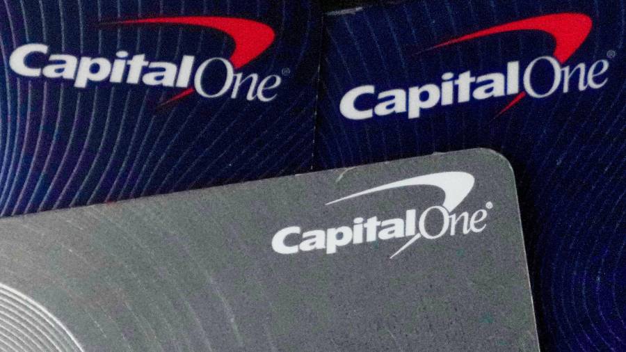 Trump tenía más de 300 cuentas bancarias en Capital One antes de que fueran cerradas. Las cuentas eran para una variedad de negocios con su marca, desde un campo de golf hasta una bodega.