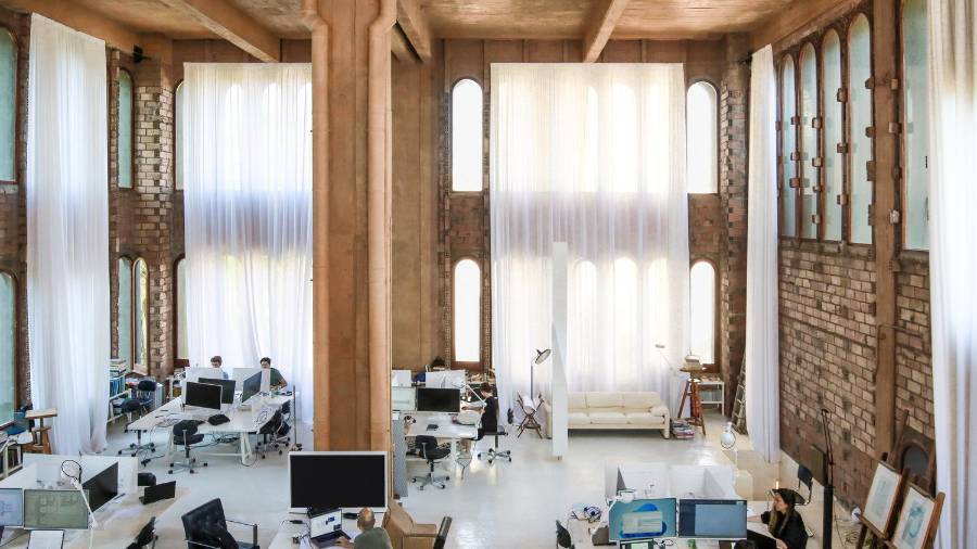 Después de que la fábrica más antigua de España cerrará en 1973, Ricardo Bofill decidió convertirla en su taller de arquitectura.