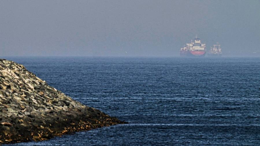 Cargueros se ven en el mar cerca del estrecho de Ormuz, vistos desde una costa rocosa cerca de Khor Fakkan, Emiratos Árabes Unidos, informó la agencia de noticias The Associated Press.