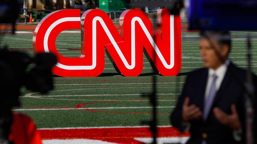 Un periodista graba un video cerca de un letrero de CNN en un campo deportivo frente al Centro Recreativo Clements, el lunes 14 de octubre de 2019, en Westerville, Ohio.