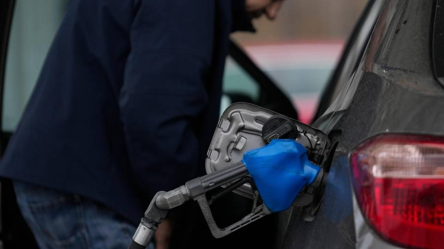 El precio del petróleo se incrementó y no muestra señales de poder frenar su rápido ascenso una semana después que EU e Israel lanzaran ataques contra Irán.