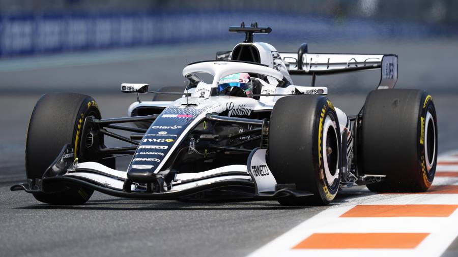 Checo Pérez largará 18 en la Sprint del GP de Miami 2026 tras la sanción a Alex Albon por límites de pista.